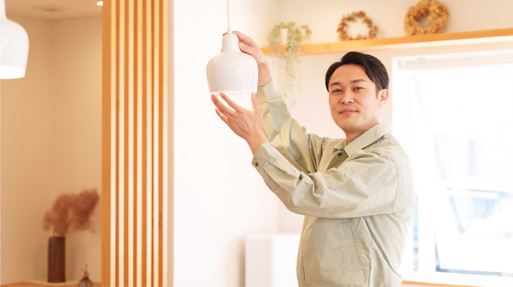 室内照明を点検するクボタデンキのスタッフ